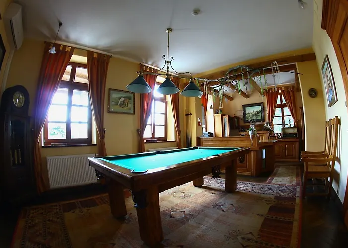 Dworek Jeziorki Bed & Breakfast 3*