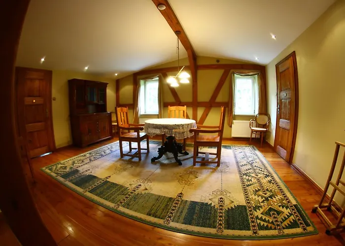 Bed & Breakfast Dworek Jeziorki 3*