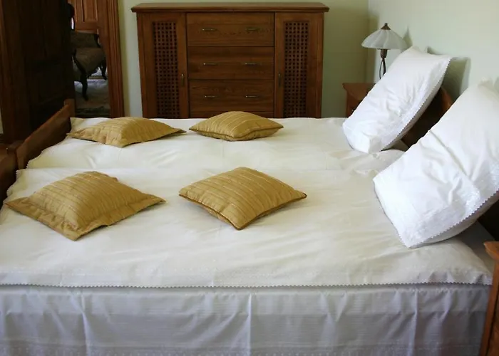 Dworek Jeziorki Bed & Breakfast